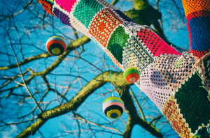 Baum mit bunter Wolle umgarnt