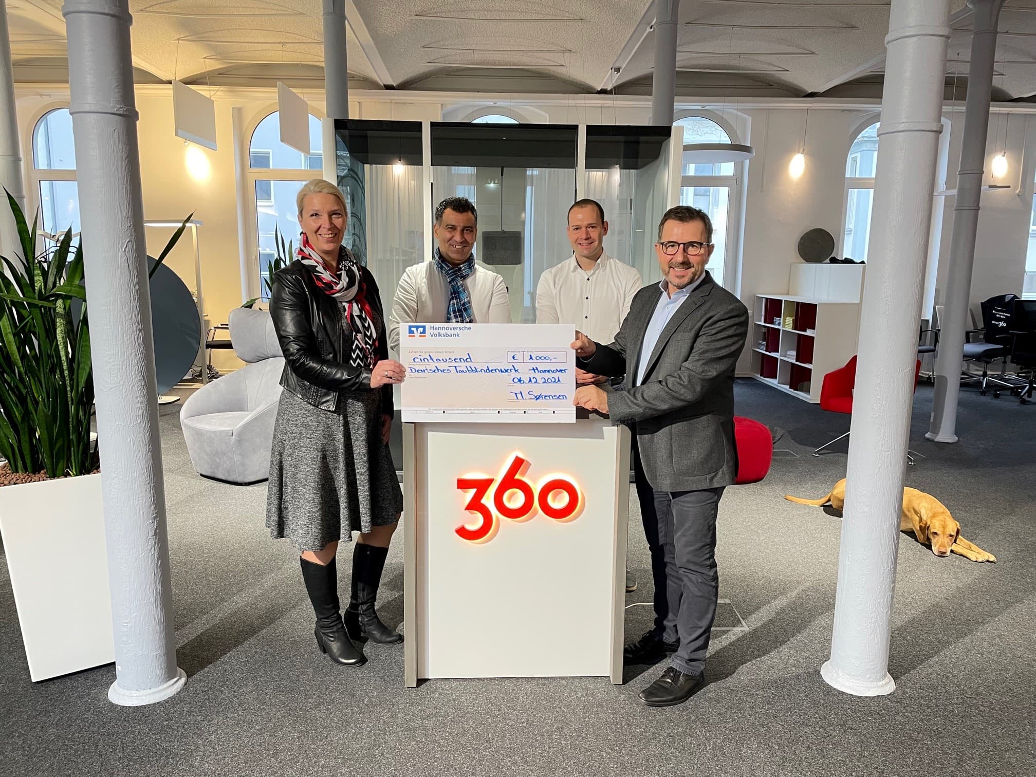 Scheckübergabe bei Office 360 mit der Geschäftsführung Scheckübergabe bei Office 360 mit der Geschäftsführung