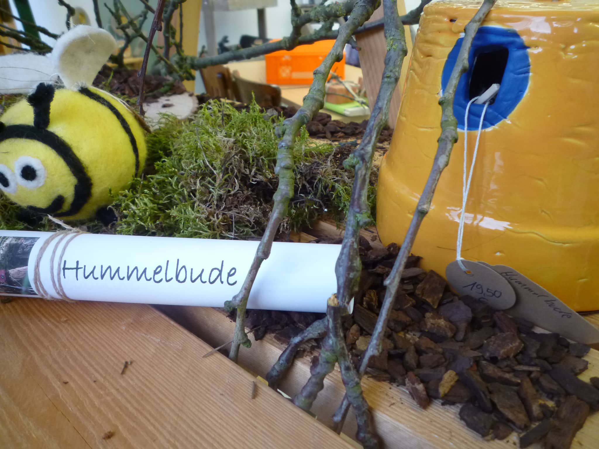 Hummelbude aus Ton mit Dekoration