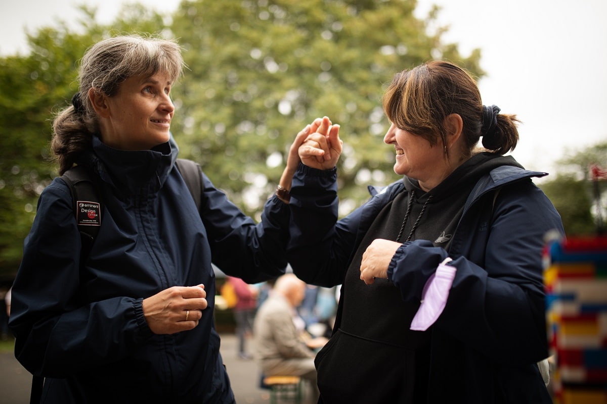 zwei Frauen kommunizieren mit den Händen