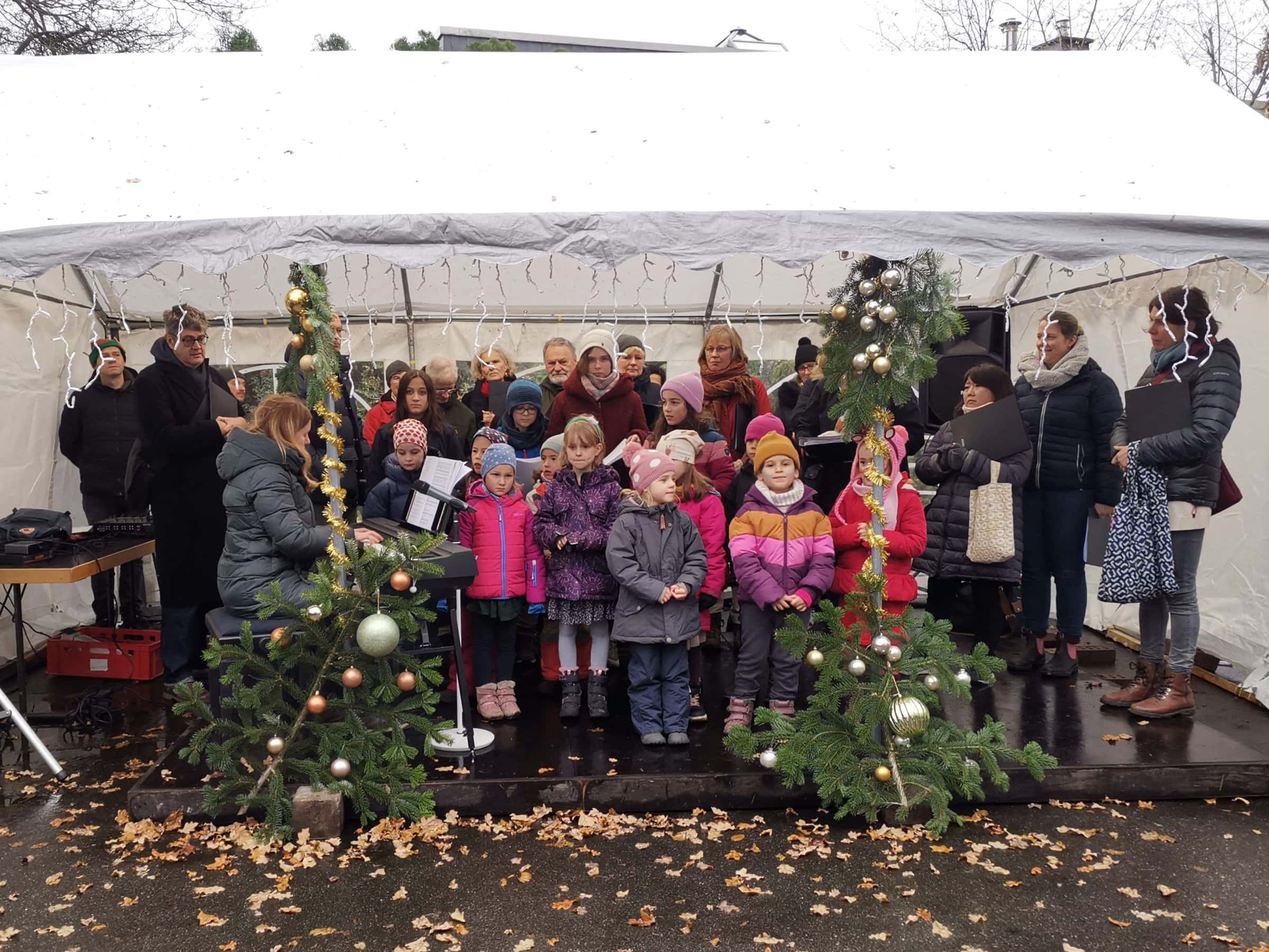 Kinder und Erwachsene singen zusammen Weihnachtslieder