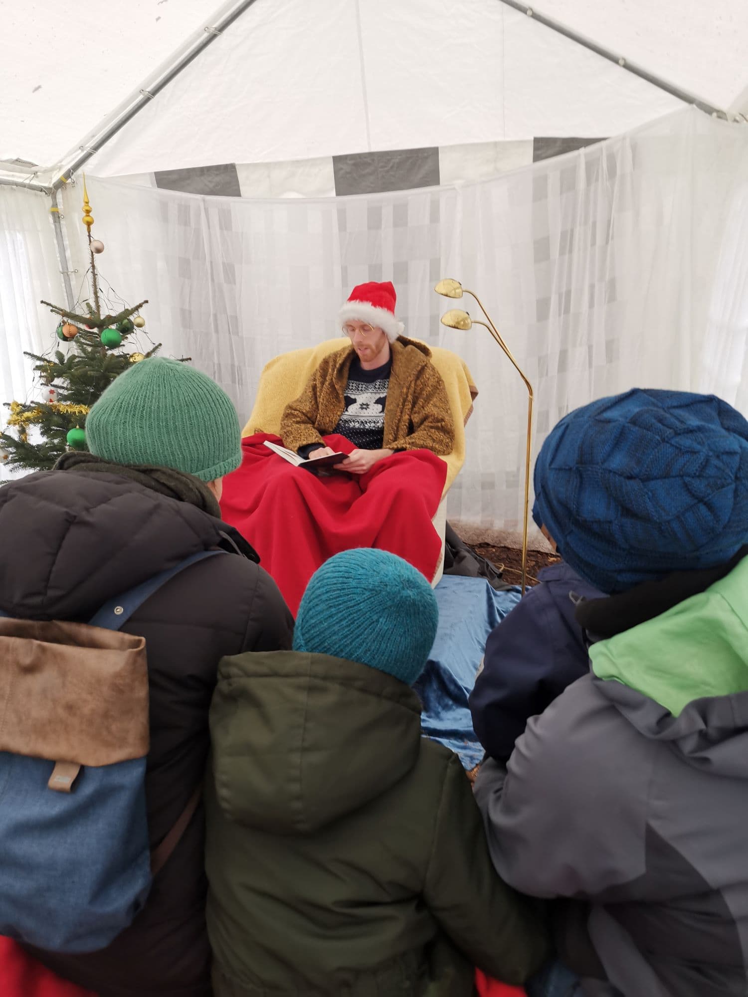 https://www.taubblindenwerk.de/wp-content/uploads/2023/12/DTW-Weihnachtsmarkt-2023_Maerchenstunde.jpg